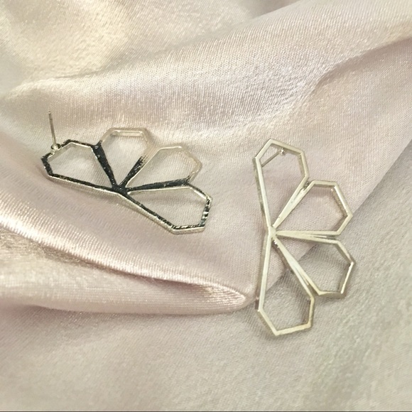 Chic Outlined Half Flower Silver Earrings - Picture 6 of 8